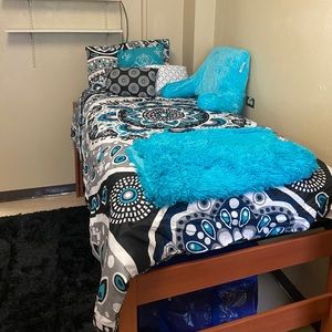 Complete Bed-in-a-Bag, Dorm Room Ready! Xtra Long Twin. Awesome deal! New.